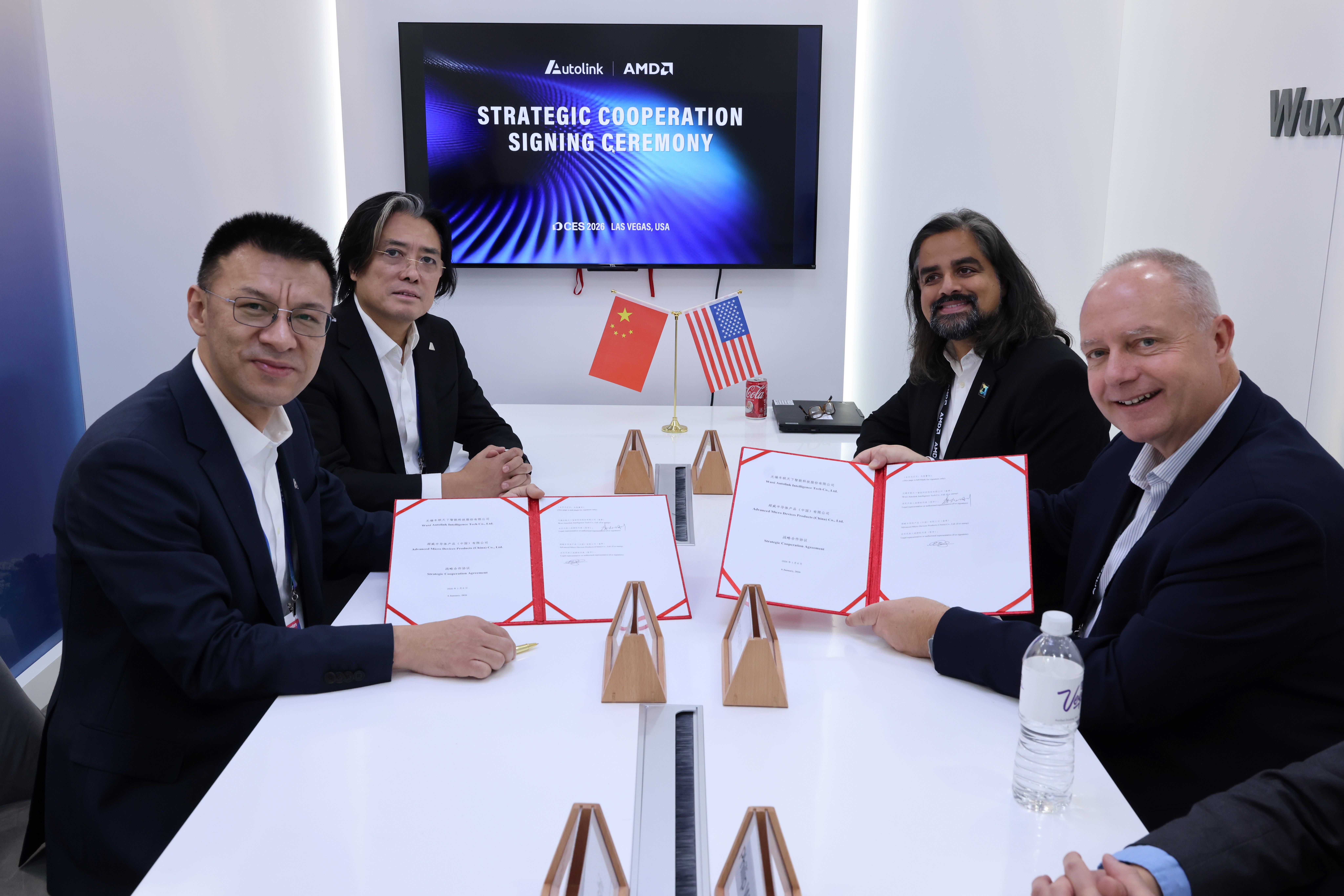 车联天下与AMD代表签署战略合作协议.jpg